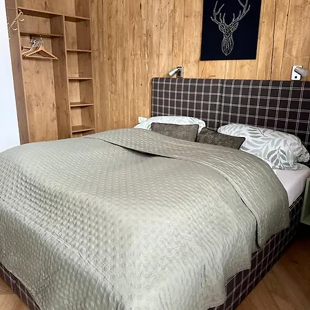 Knaus * 洛伊塔施